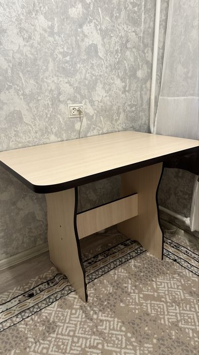 Деревянный кухонный стол без стульями