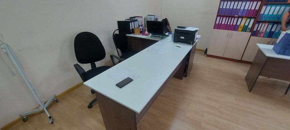 Офисная мебель комплект +тумбочк есть. можно по отдельно.  4 комплекта