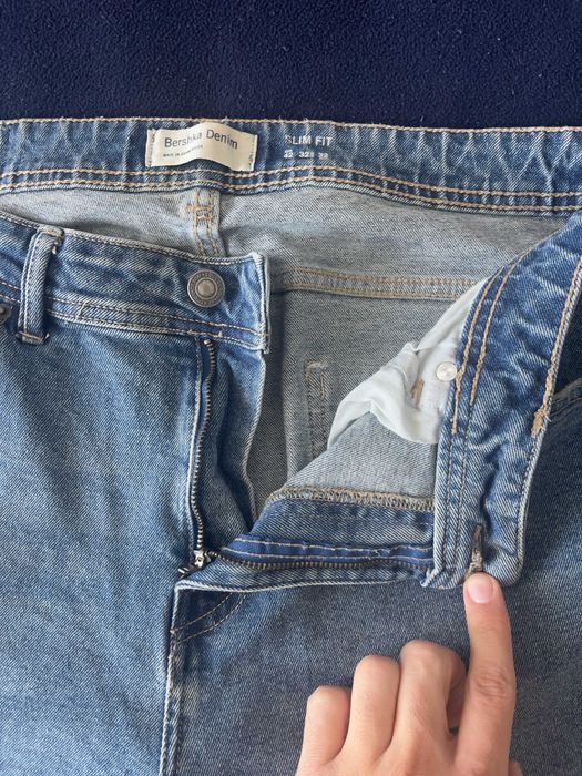 Blugi Bershka, 42, barbati, albastru, conditie excelenta