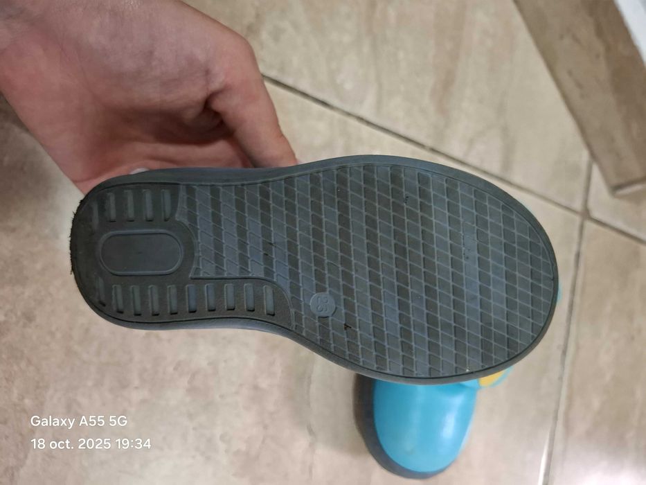 Ghetute de toamna, neimblanite pentru fetite. Firma Bambini,marimea 23