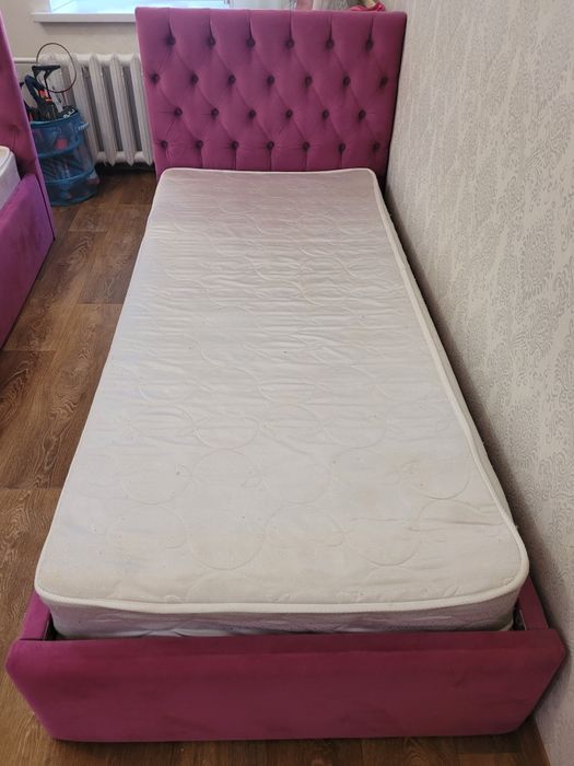 Продам 2 кровати с матрасами