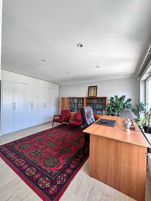 Продаётся добротный дом, 6 соток. 6 комнат. летняя кухня.  Дом угловой