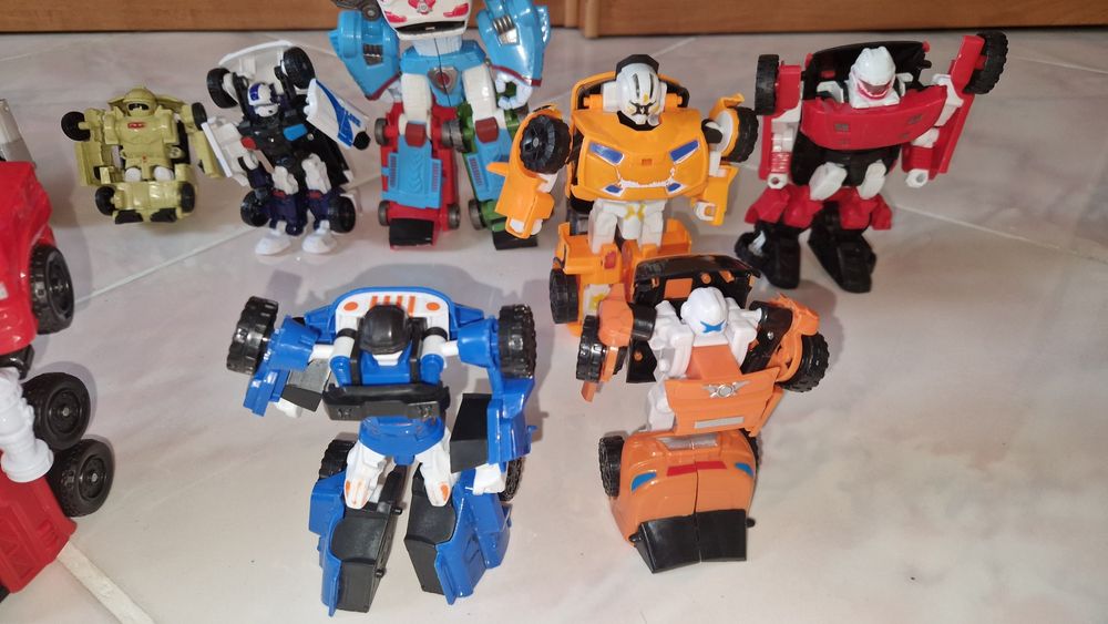 Продам игрушки трансформеры Тоботы