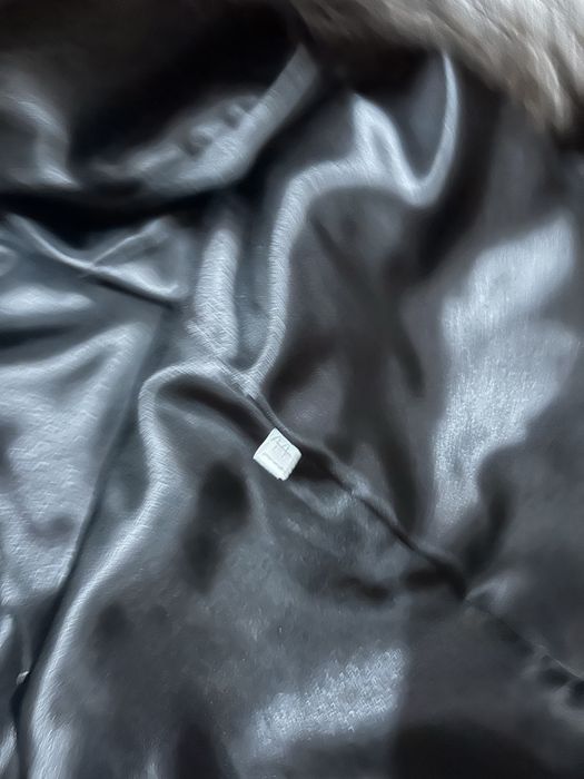 Haina blana naturala nurca cu guler de vulpe polara.