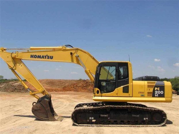Dezmembrez excavator pe șenile Komatsu PC200, PC210, PC220 – piese