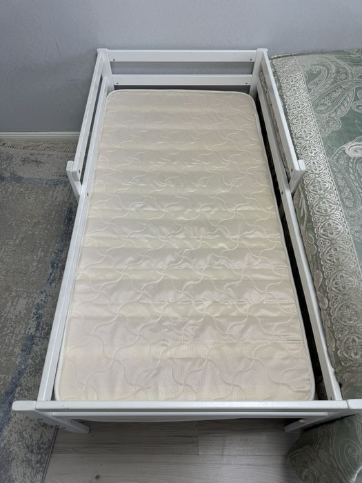 Детская кровать с выдвижной полкой