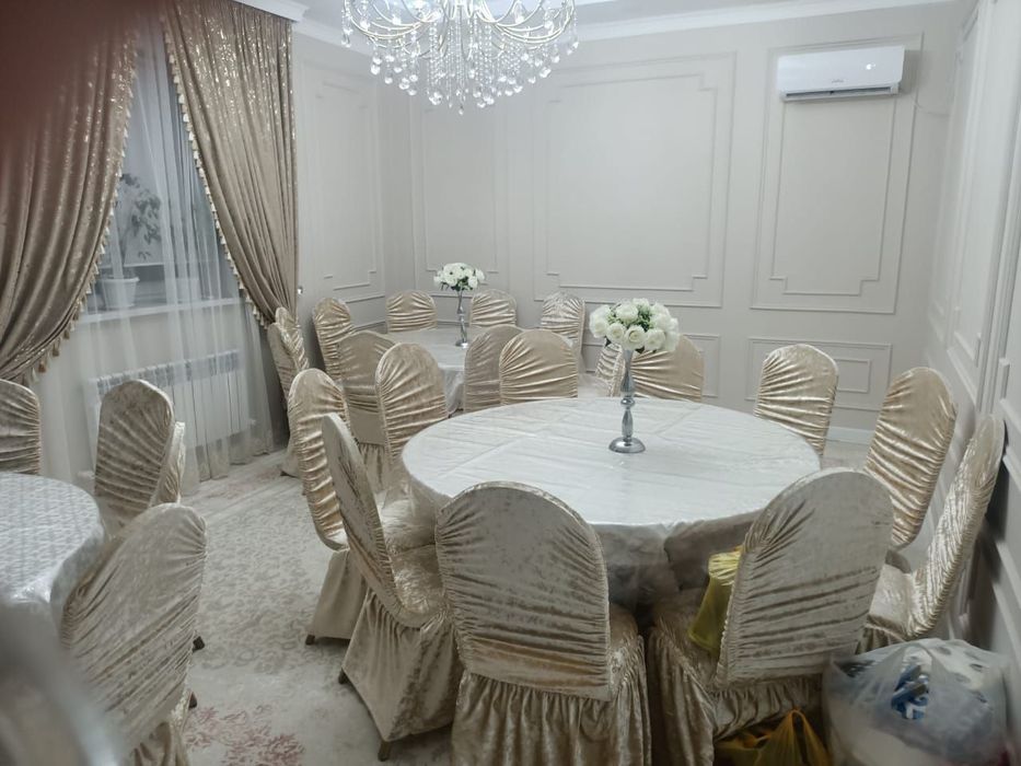 Стол стулья посуда