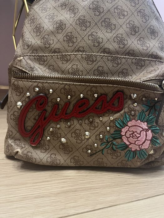 Ghiozdan Guess intr o stare extrem de buna