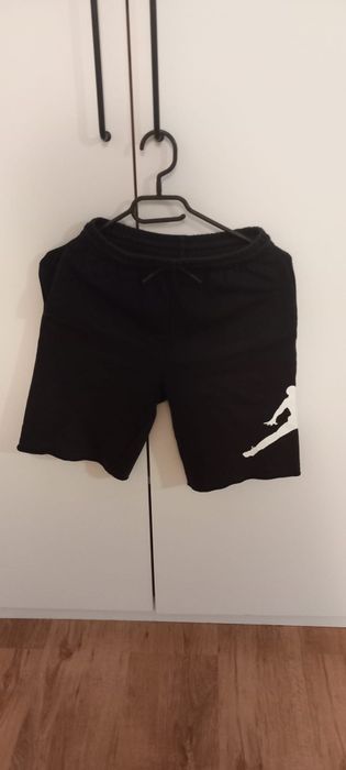 Vand 3 perechi de pantaloni scurti (2 Nike si 1 Jordan) si 147-158 cm  120 lei toate 3