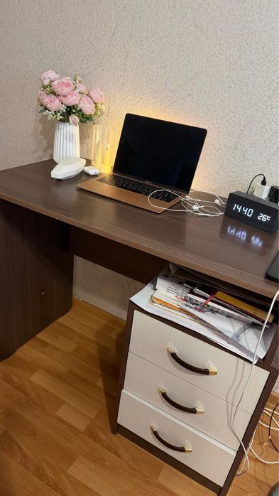 Стол офисный коричневого цвета