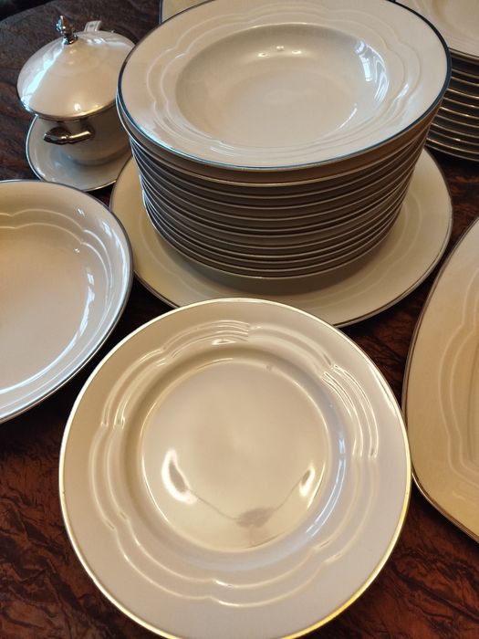 Уникален поцеланов сервиз