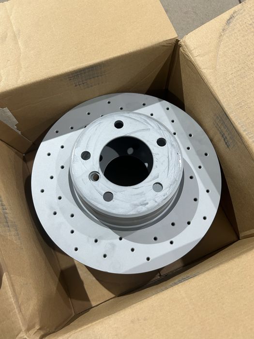 Vând discuri perforate bmw e60 525d+plăcuțe ceramice