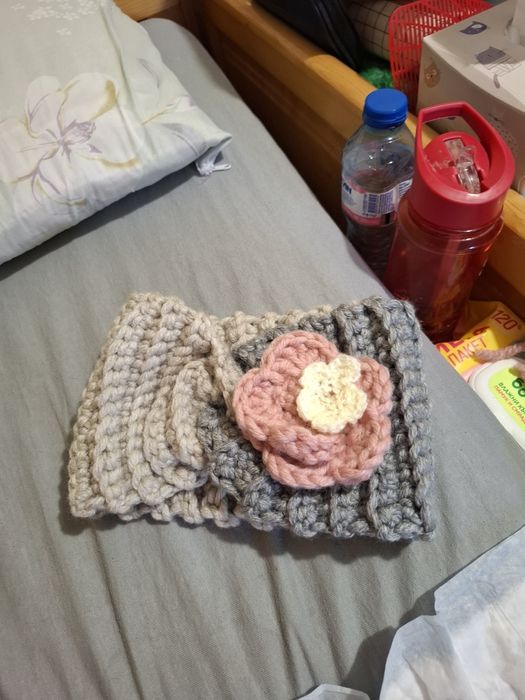 Зимни ленти и шапки с уши и без различни цветове