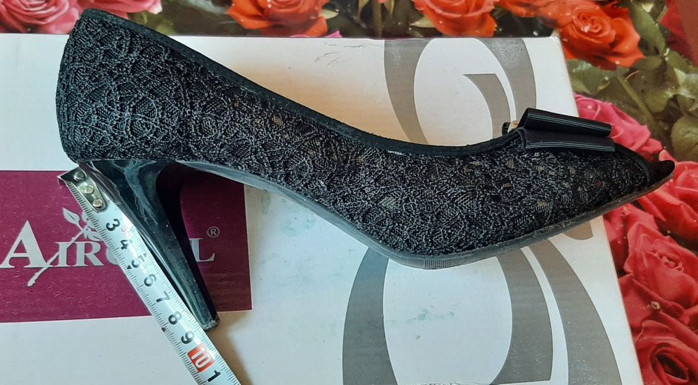 Туфли женские, красные и чёрные.