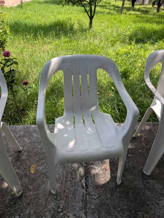 Scaune albe din plastic pentru grădină