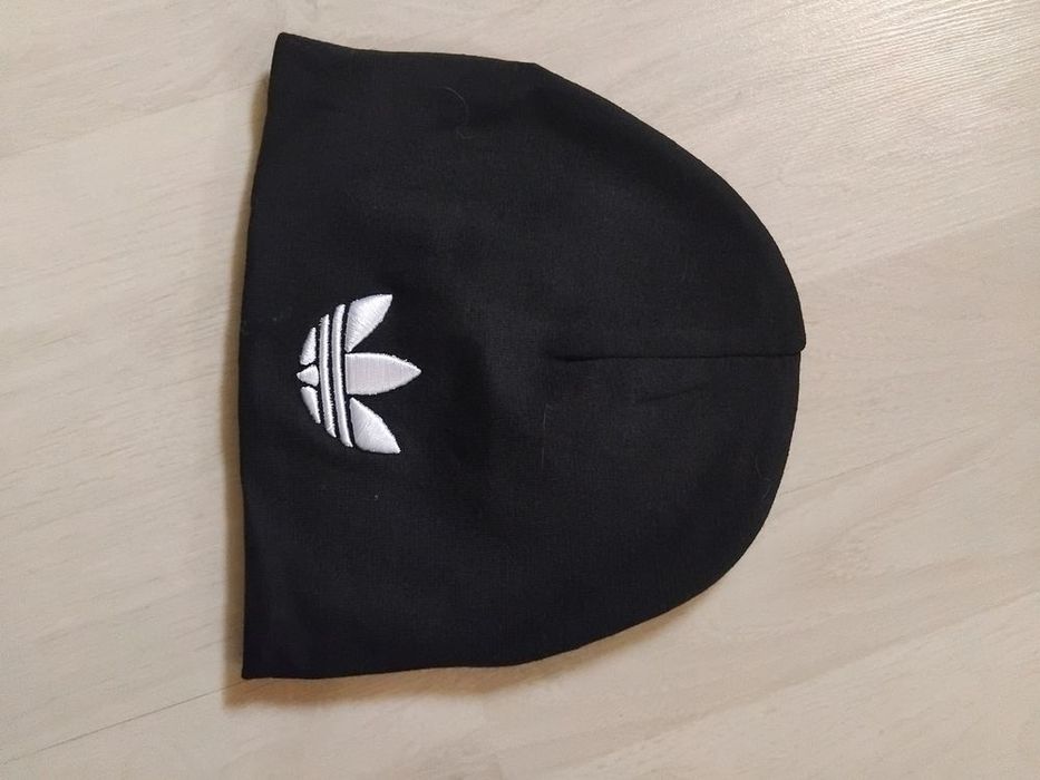 Căciulă Adidas și Nike...