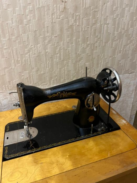 Швейная машинка. Стол. СССР. Антиквариат