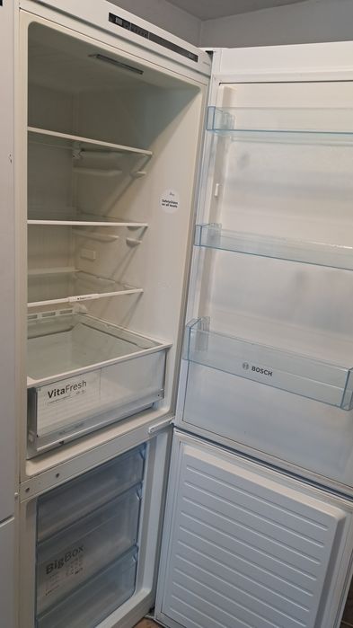 Vând  frigider cu congelator