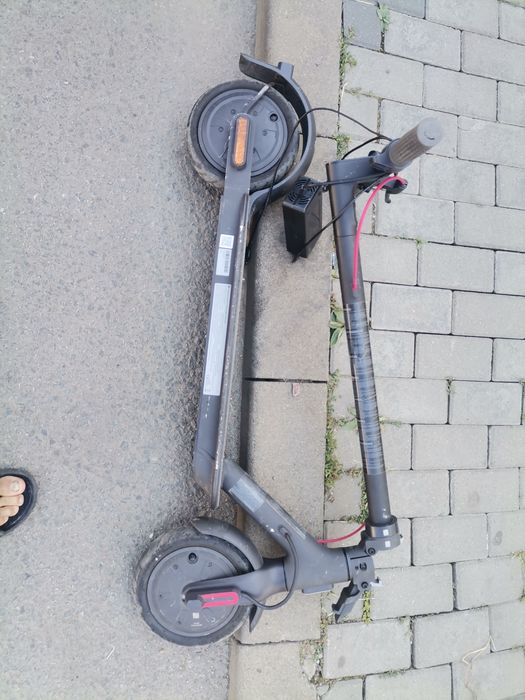 Trotineta electrica Xiaomi cu încărcător perfect funcțională bateria durează până la 30 km