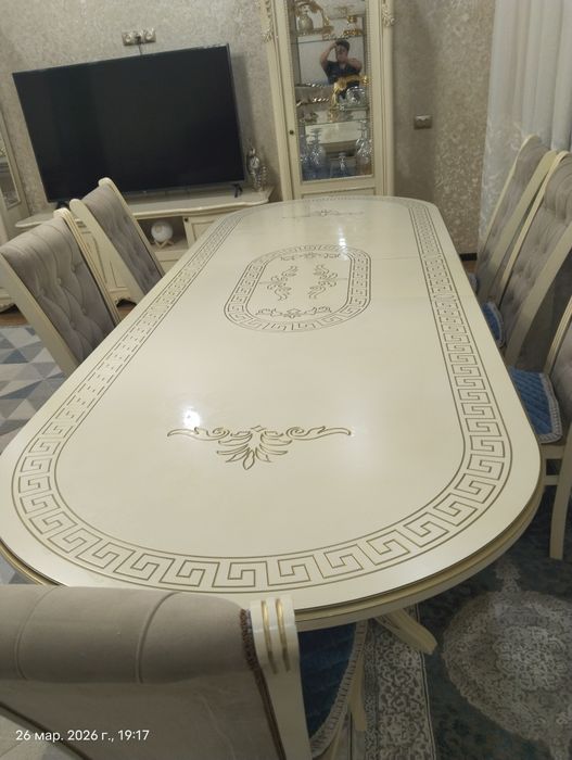 Стол со стульями для гостиной