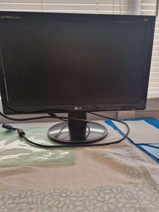 Vând monitor LG nou