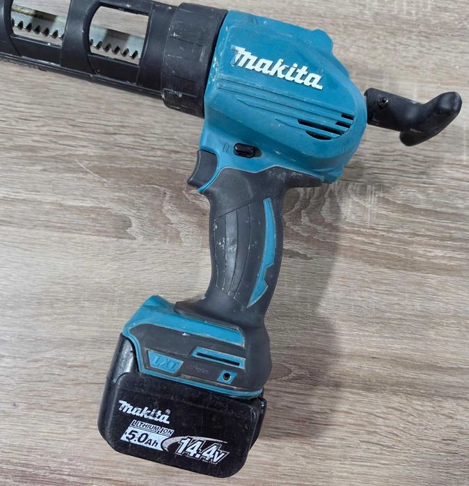Акумулаторен пистолет за силикон Makita DCG140