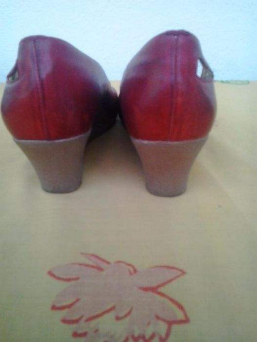 pantofi rosii piele