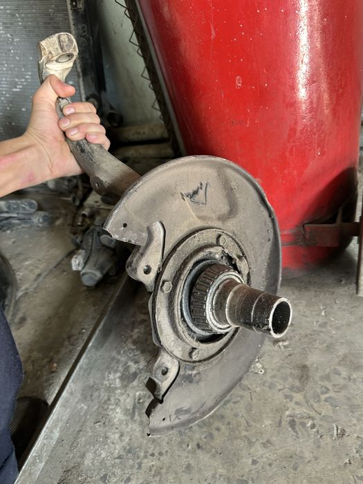 Продается цапфа на LC100