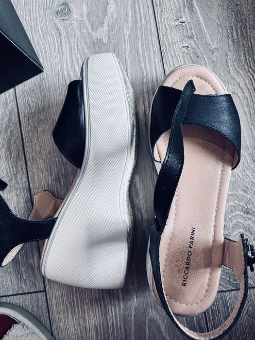 Черни сандали на бяла платформа