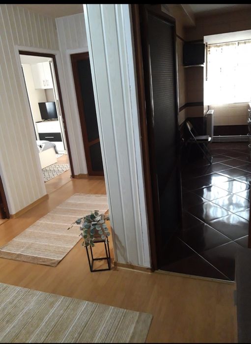 Vând sau inchiriez pe termen lung apartament cu 3 camere decomandat