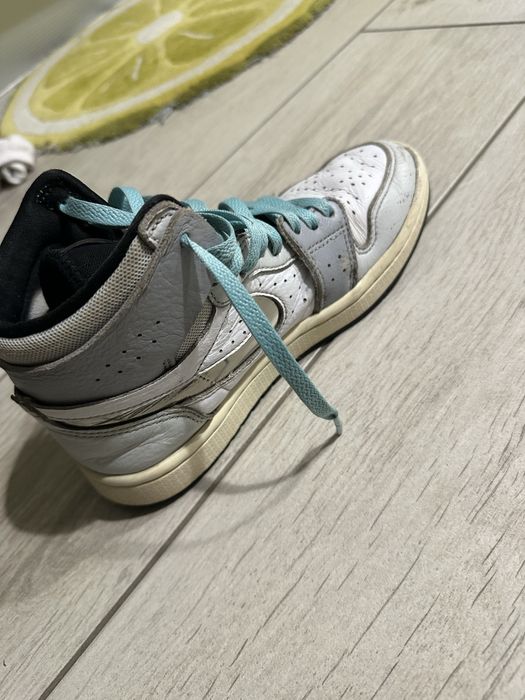 Adidasi Nike.