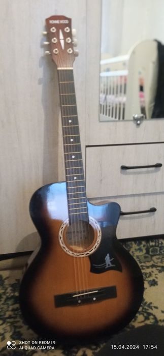 Почти новая гитара все есть в комплекте на фото
