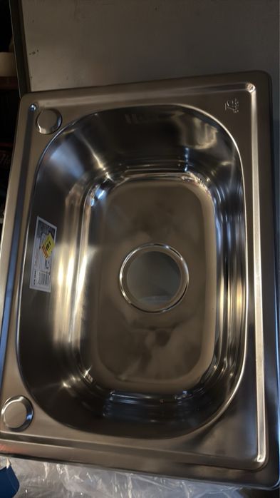 Продавам чисто нова мивка със сифон