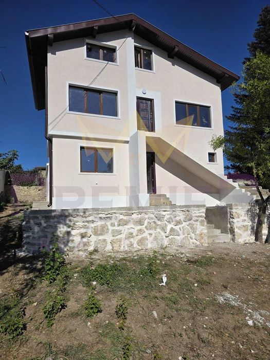 Продава се Къща в с. Осеново, Област Варна - 192 кв.м за 1016 €/кв.м - Снимка #2