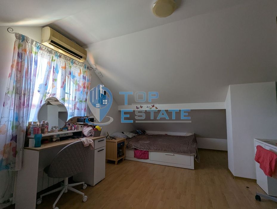 Масивна триетажна къща със сауна и басейн в близост до центъра на гра