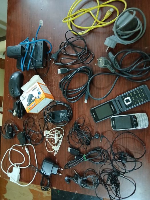 Продаем. Адаптеры, мышку ,зарядки.