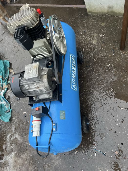 Compresor 300 l AIRMASTER cu piston 720/min cu 5,5 kw