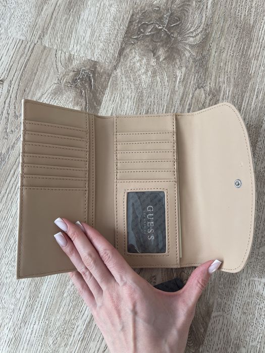 Дамски портфейл Guess