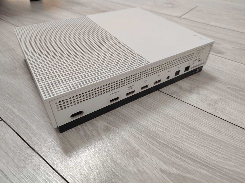 Xbox One S 1TB + 2 controllere + stație încărcare FroggieX