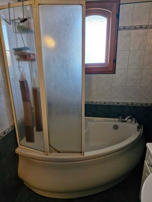 Ъглова вана за баня с кранове и подвижен душ