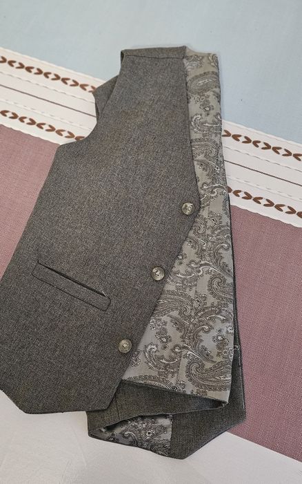 Продам серый жакет и галстуки