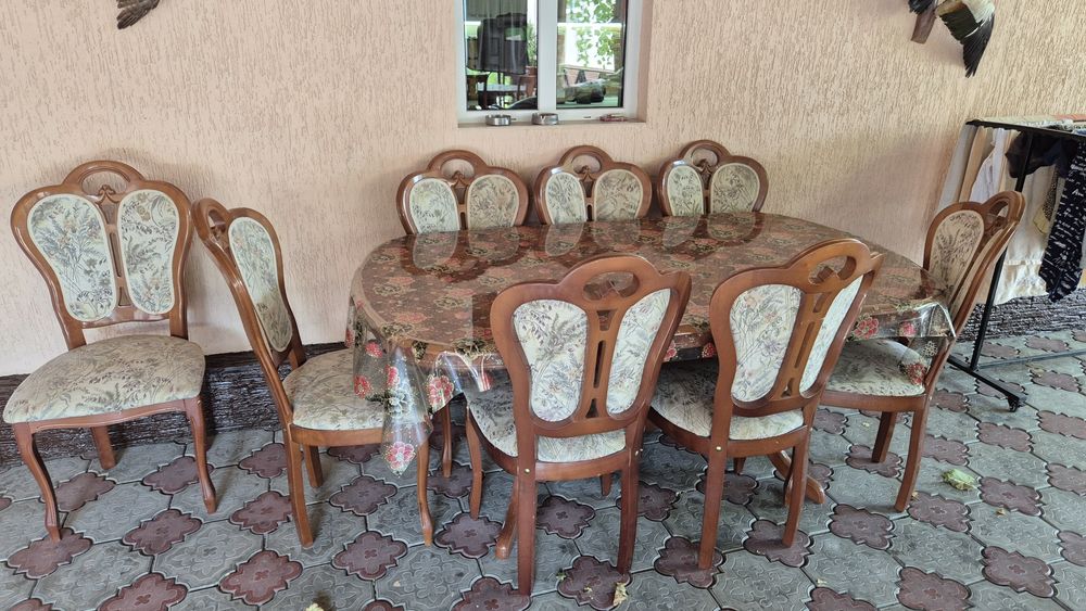 Стол и восемь стульями