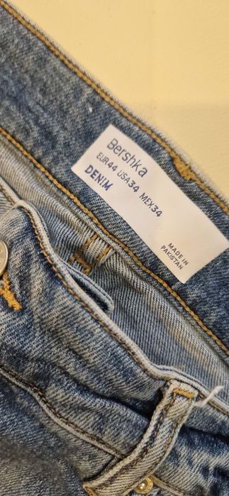 Vând blugi Bershka EUR 44
