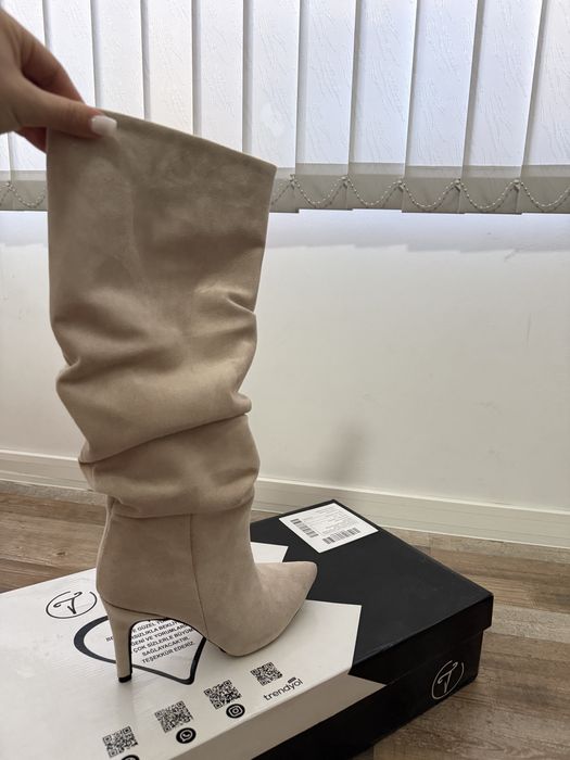 Дамски велурени ботуши