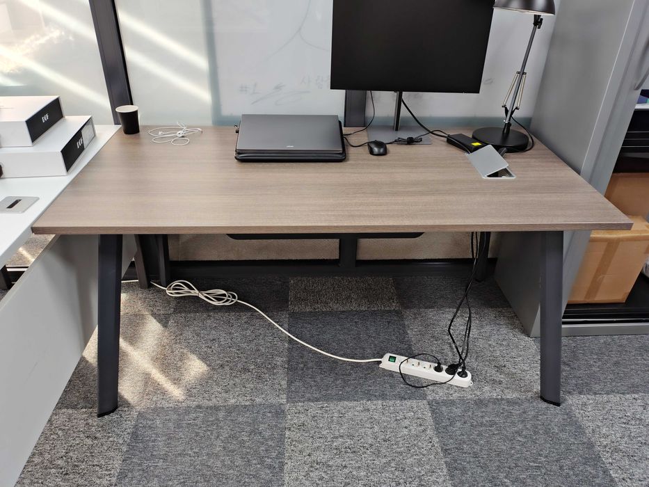 Офисные столы и тумбы