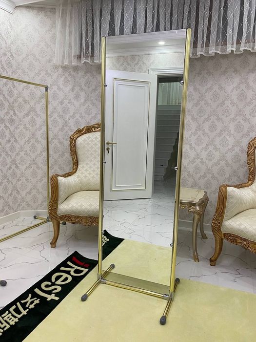 Зеркало на стойках черной золотой оправе для прихожей салонов и ателье