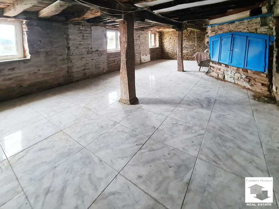 140332 Каменна къща с просторен двор и кладенец в с. Горна Липница