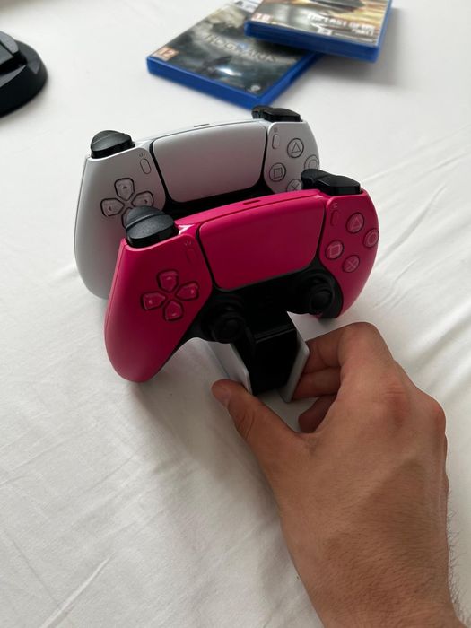 PS5 + 2 controllere + 2 jocuri + incarcator