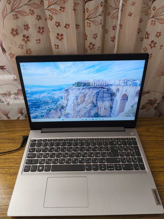 Lenovo IdeaPad 3 - AMD Ryzen 5 3500U RAM: 8 GB DDR4 SSD:512 GB Samsung
