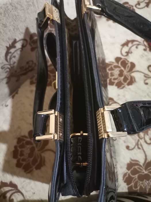 Нова кокетна лачена чанта